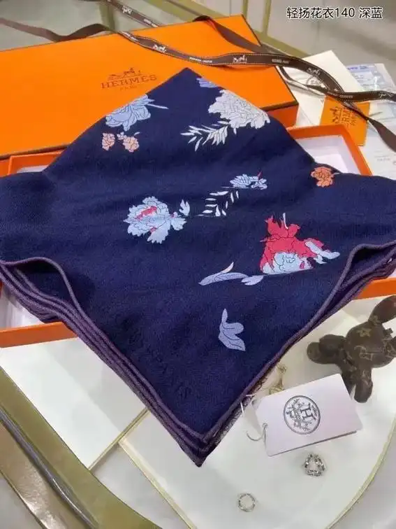 爱马仕轻扬花衣140羊绒围巾披肩