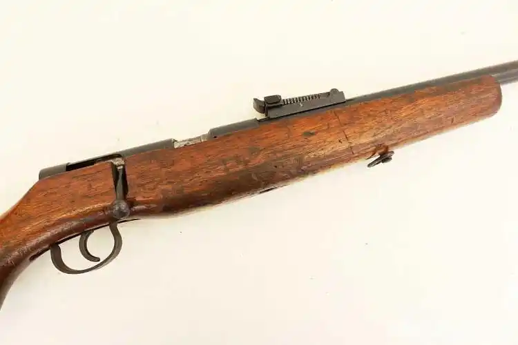 五五式的背带环和原型一样设在枪身下方.