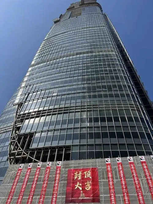 浦西天际线高点!上海徐家汇中心370米办公楼结构封顶