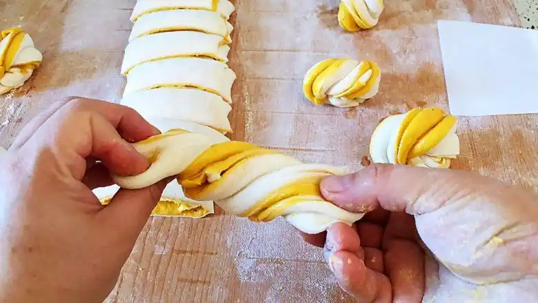 双色花卷,两手捏住两头,拧劲稍微抻长