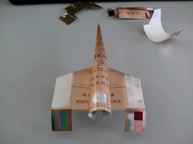 今天教大家一个用烟盒制作手撕纸飞机