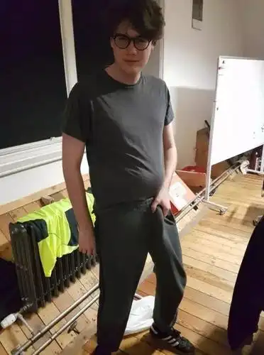 外国流行起了#裤裆大挑战#,这花式塞裤裆的画风突然