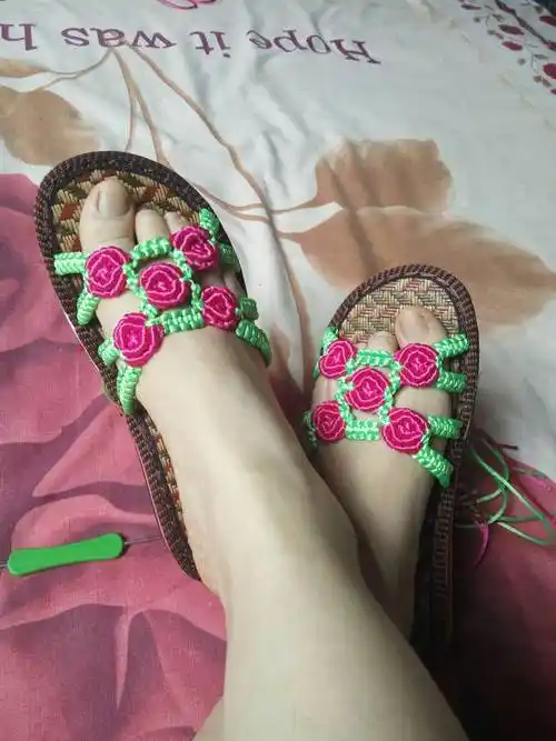刚做的玫瑰花拖鞋