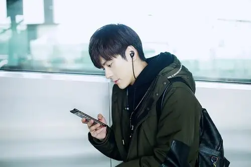 魏哲鸣机场照小眼神萌化 网友:校草本草