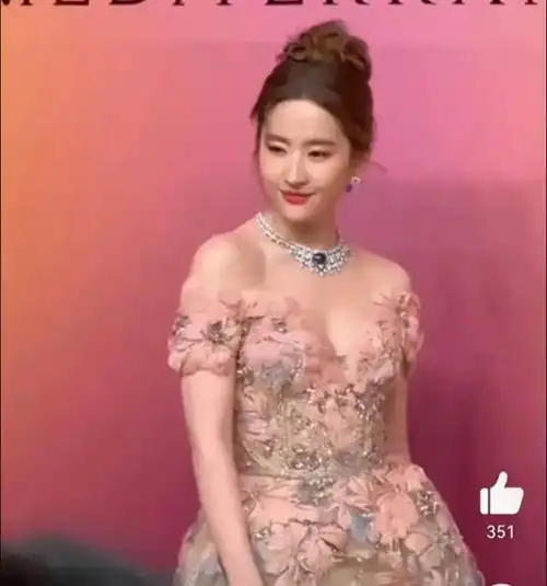 回顾刘亦菲戴千万珠宝出席活动生图曝光被网友吐槽确实是胖了