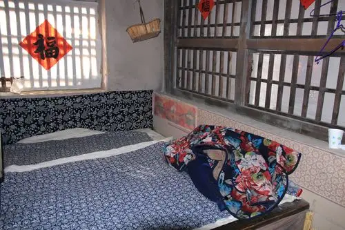 百年的农村老房子依然能住人网友走进去后见状问咋住