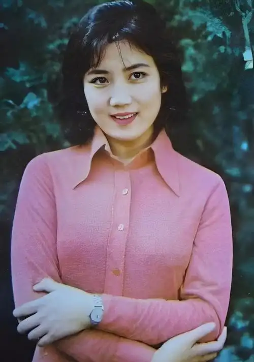 《孔雀公主》里的李秀明太美了.他旁边那个奶油色的男孩是谁?