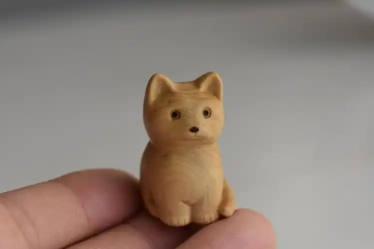 做了一只木雕小猫
