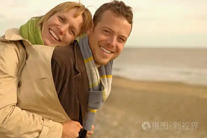 女人从后面抱着男人