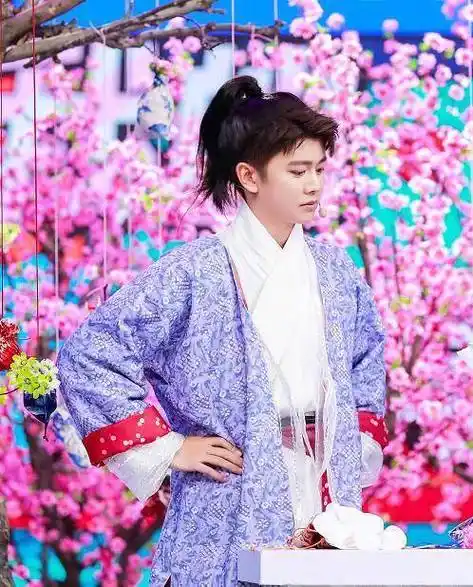 快本:任嘉伦发文显尬,宋茜打卡成功,谭松韵随手一截就是表情包_蔡徐坤