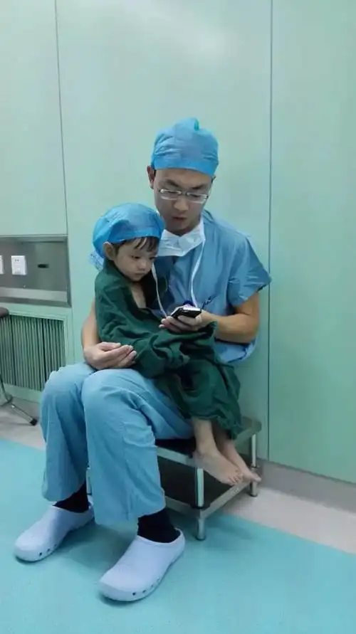 浙江省儿保手术室里 小萝莉和医生的一组照片刷爆朋友圈