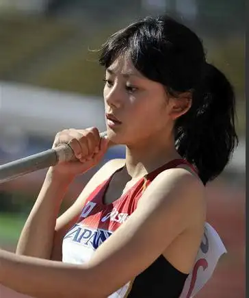 这位日本撑杆跳运动员端庄美丽,成田径场上一道靓丽风景线