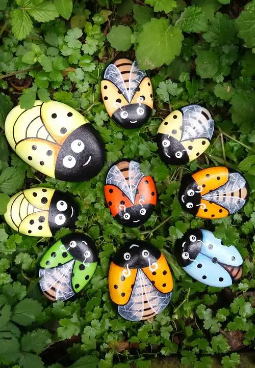 燕子手绘石头画《小瓢虫》