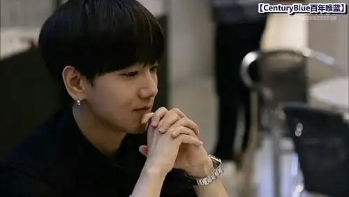 艺声在图书馆愣神,突然有人推门.