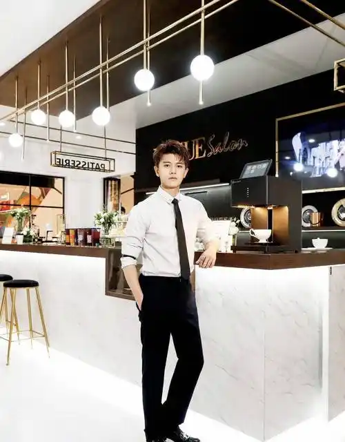 三十而立,任嘉伦少年感穿搭评测,却活成了霸道总裁的模样_衬衫_感觉