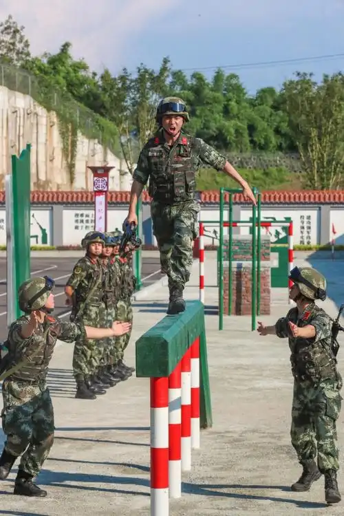 超燃!炎炎夏日 驻渝武警官兵大练兵