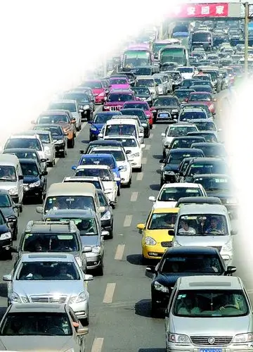 9月30日,大批车辆在通往郑州市区一个高速公路出口的道路上缓缓行驶.