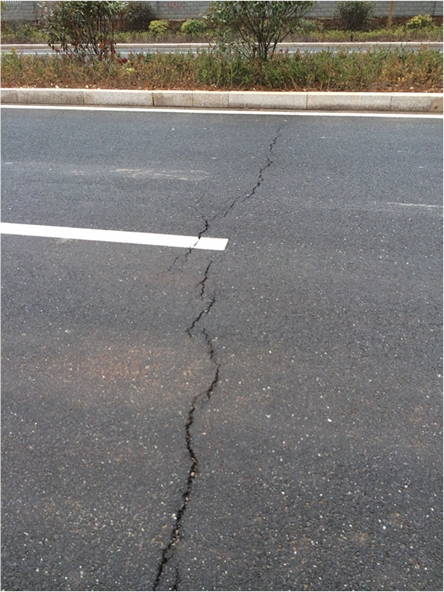 筑龙宝哥今天跟大家聊聊沥青混凝土路面横向,纵向接缝病害的防治吧!