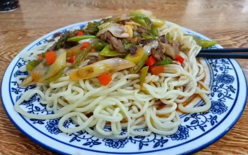 葱爆牛肉盖浇面～啦啦啦(70▽70)蹦蹦蹦