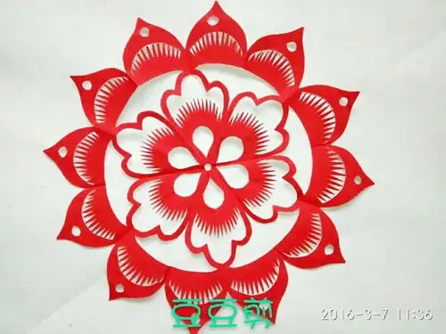 我的兴趣爱好《我爱剪纸 更爱团花》