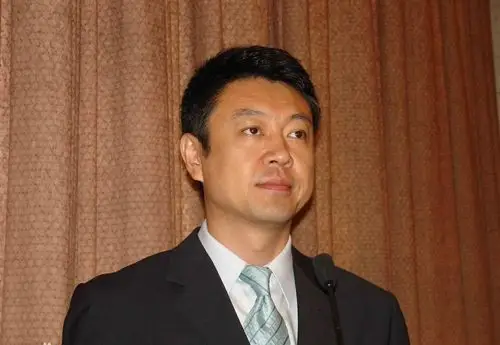 他曾是央视主持人,5婚4离50岁老来得子,如今幸福美满