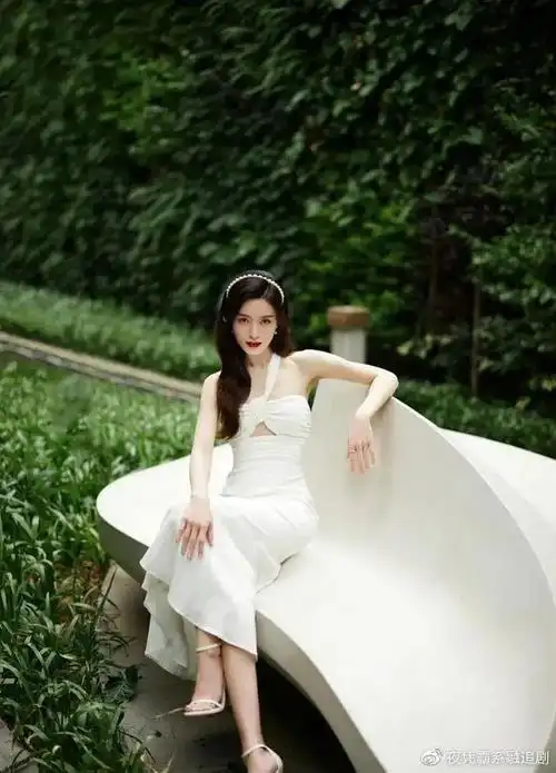 香港美女文咏珊穿抹胸白裙大秀香肩雪肤水嫩太性感撩人