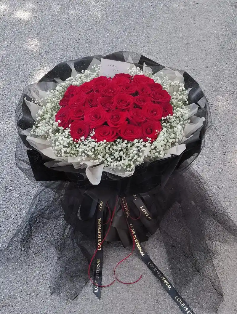 七夕情人节花束#红玫瑰满天星黑纱 #七夕花束推荐 #一束花的 - 抖音