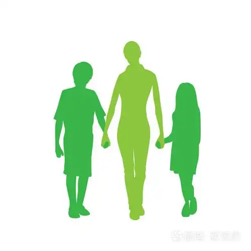 母亲带着两个孩子手牵着手