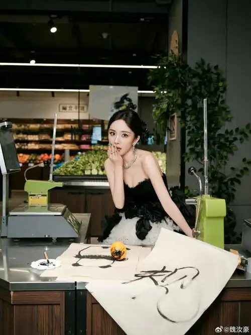 杨幂超话#智族gq moty年度人物盛典#crazy ?  yummy !