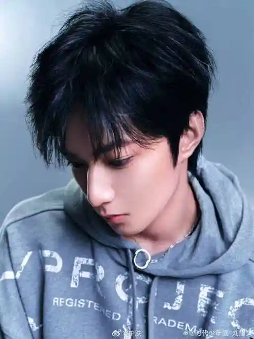 刘耀文银白发挑染##刘耀文没别的就是硬帅