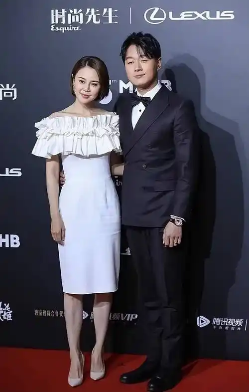 原创关悦佟大为一家五口高调庆生穿白蕾丝裙好惊艳被宠上天好幸福