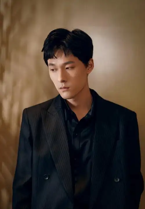 张雨剑条纹西装帅气写真图片