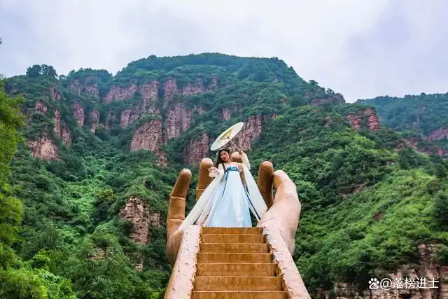 河北邢台有一座爱情山,风景秀美,有山有水,特别适合情侣出游