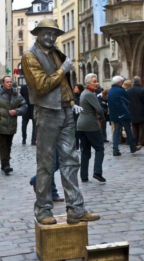 标题:慕尼黑街头行为艺术家