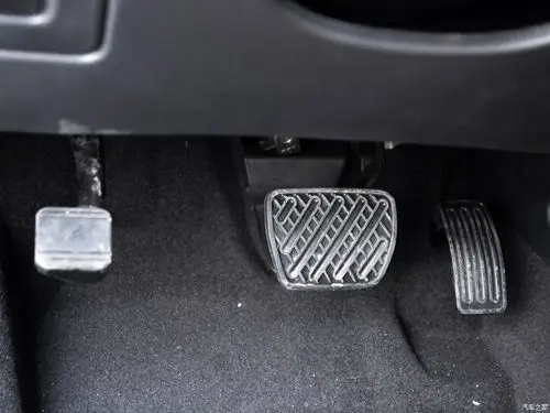 t90自动挡离合器位置上,那个踏板是干啥用的?