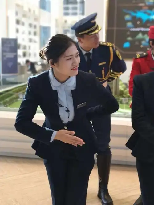 "指引手势"30°迎来,宾客至上.视宾客如家人,如朋友的真诚服务