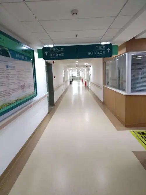 干净整洁明亮的病房走廊.