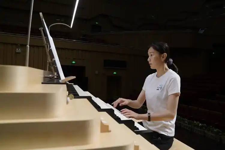 管风琴以结构复杂著称,演奏台也是如此.