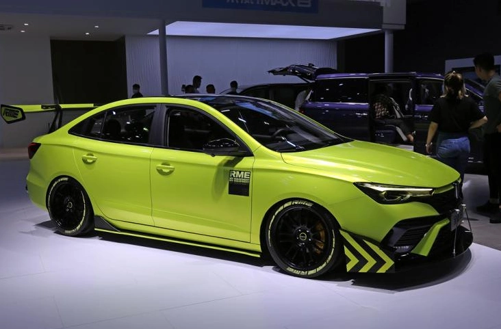 荣威i5官改车型 配色吸睛到位 超大尾翼可能没有什么实际作用