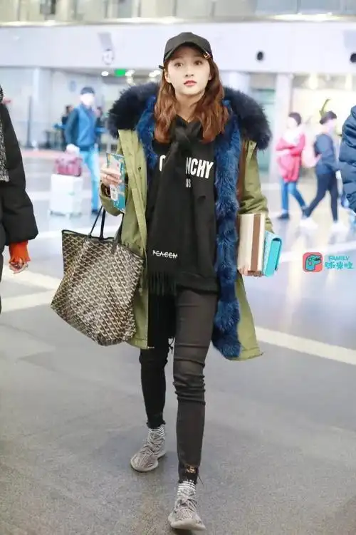 天冷啦,女明星们都不露腿啦,不过长腿搭配运动鞋,依旧好看.