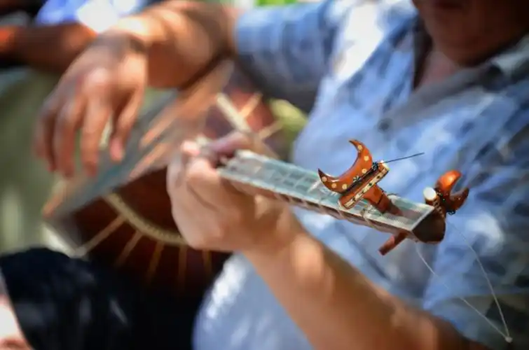 新疆昌吉市楼下维吾尔族邻居卡哈尔慢在弹奏都塔尔