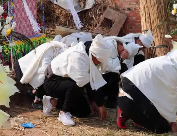 农村葬礼,全家披麻戴孝排队绕村走一圈,有什么讲究?