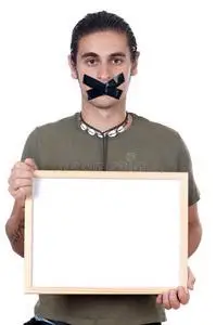 年轻的哑巴男子手势胜利, 带着快乐, 自豪和满意的脸上的表情和双臂在