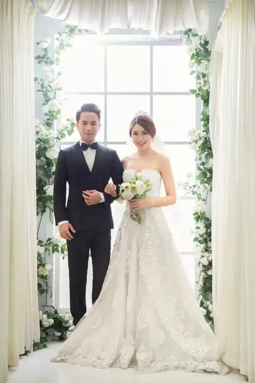 全能歌手欢子婚纱照曝光,神秘新娘究竟何方神圣