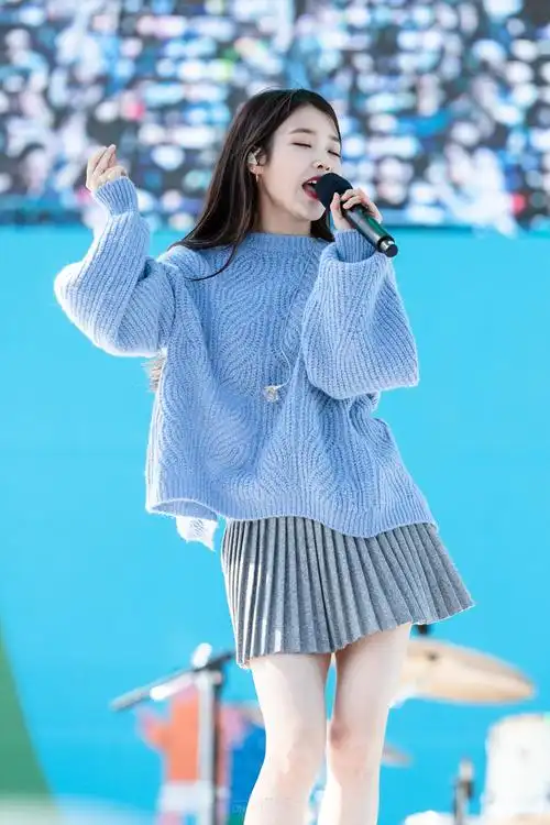 治愈系小仙女iu姐姐蓝色毛衣,灰色百褶半裙好看