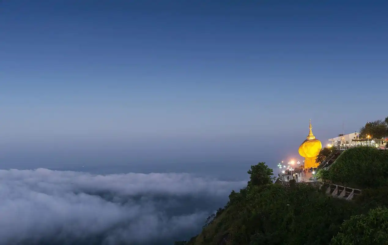 峨眉山金顶旅游攻略 峨眉山金顶位于四川省乐山市峨眉山市峨眉山景区
