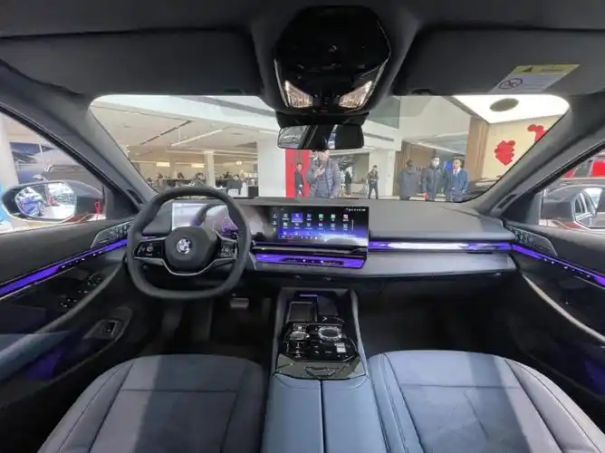 全新宝马5系的内饰布局也是向7系看齐,特别是一体式曲面大连屏的杉破