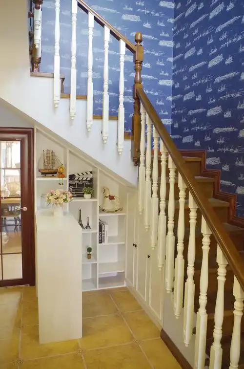 160平美式风格家楼梯间设计