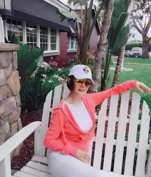 不管有没有美颜,潘迎紫74岁状态这么好,就不是一般人能比的!