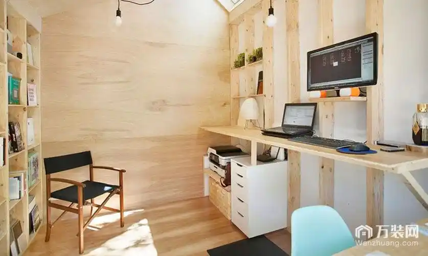加拿大3坪木屋原木色工作室装修效果图书房书柜原木色